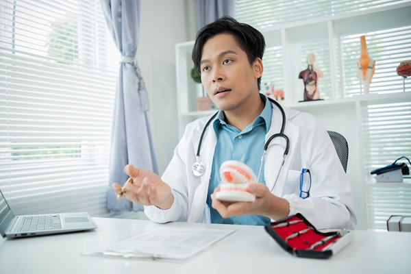Ask A Cosmetic Dentist: Can I Whiten My Teeth Effectively At Home?